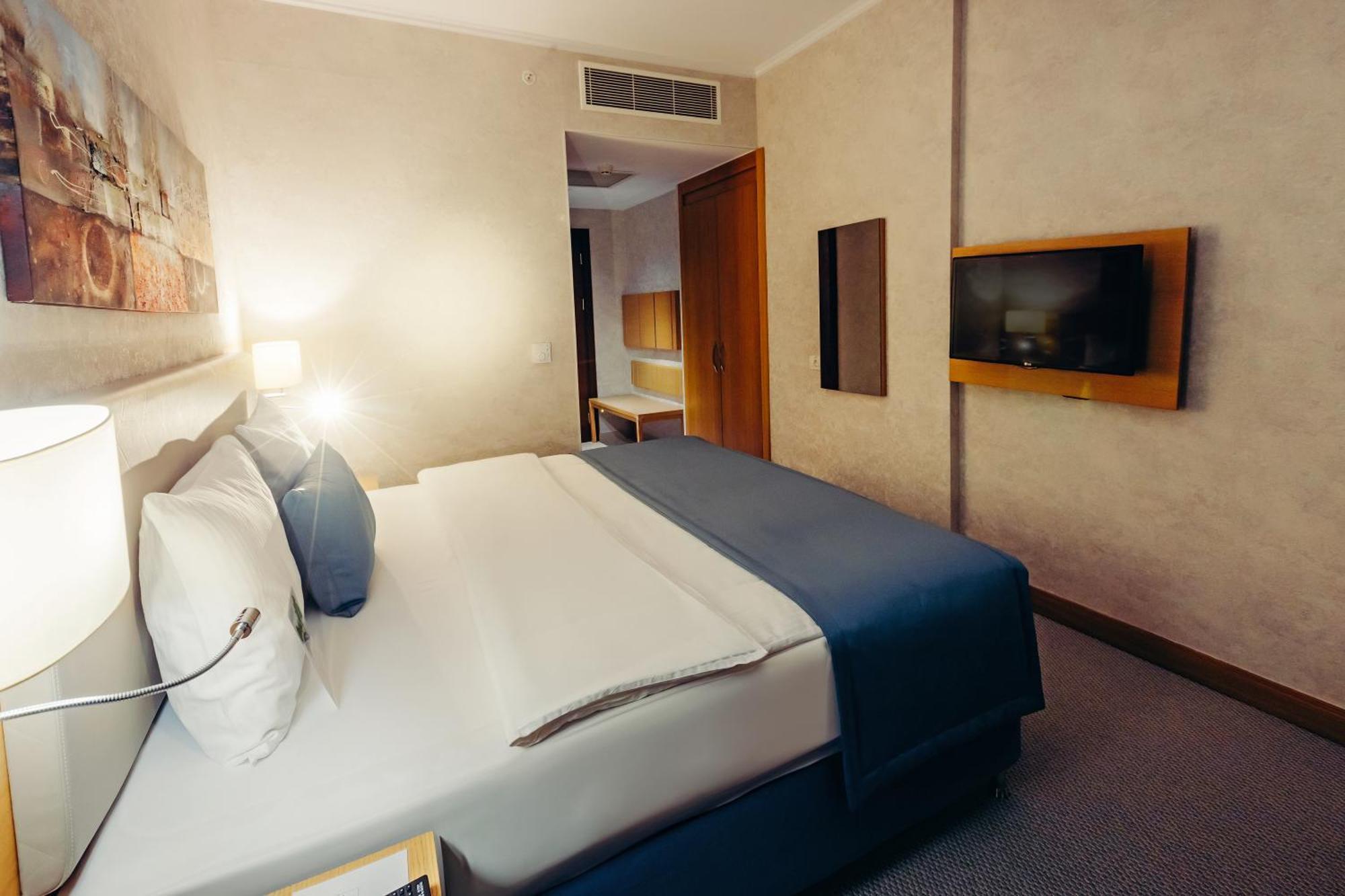 Dedeman Oskemen Tavros Hotel Ustʼ-Kamenogorsk Εξωτερικό φωτογραφία A room at the hotel