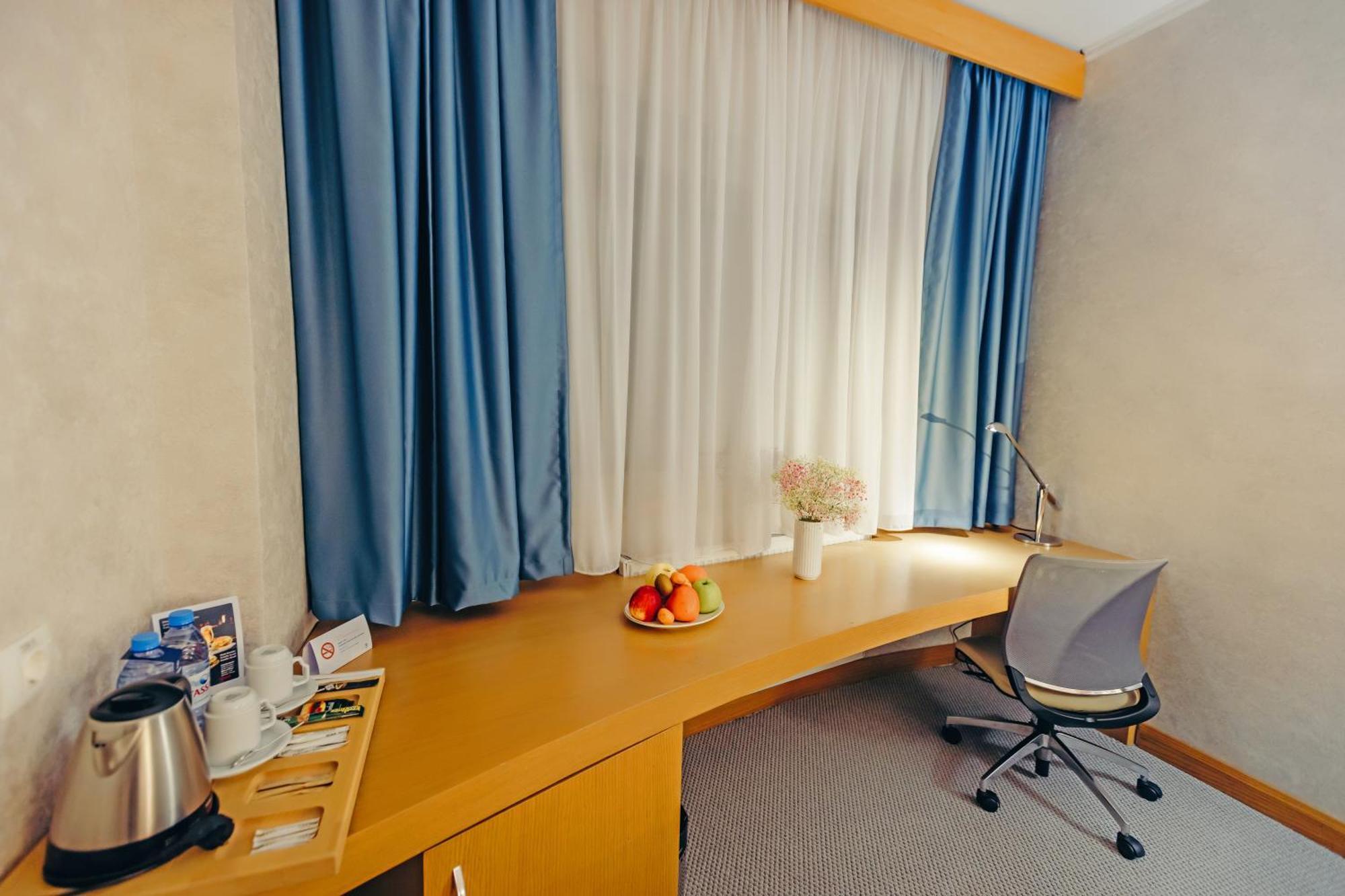 Dedeman Oskemen Tavros Hotel Ustʼ-Kamenogorsk Εξωτερικό φωτογραφία A typical room at the hotel