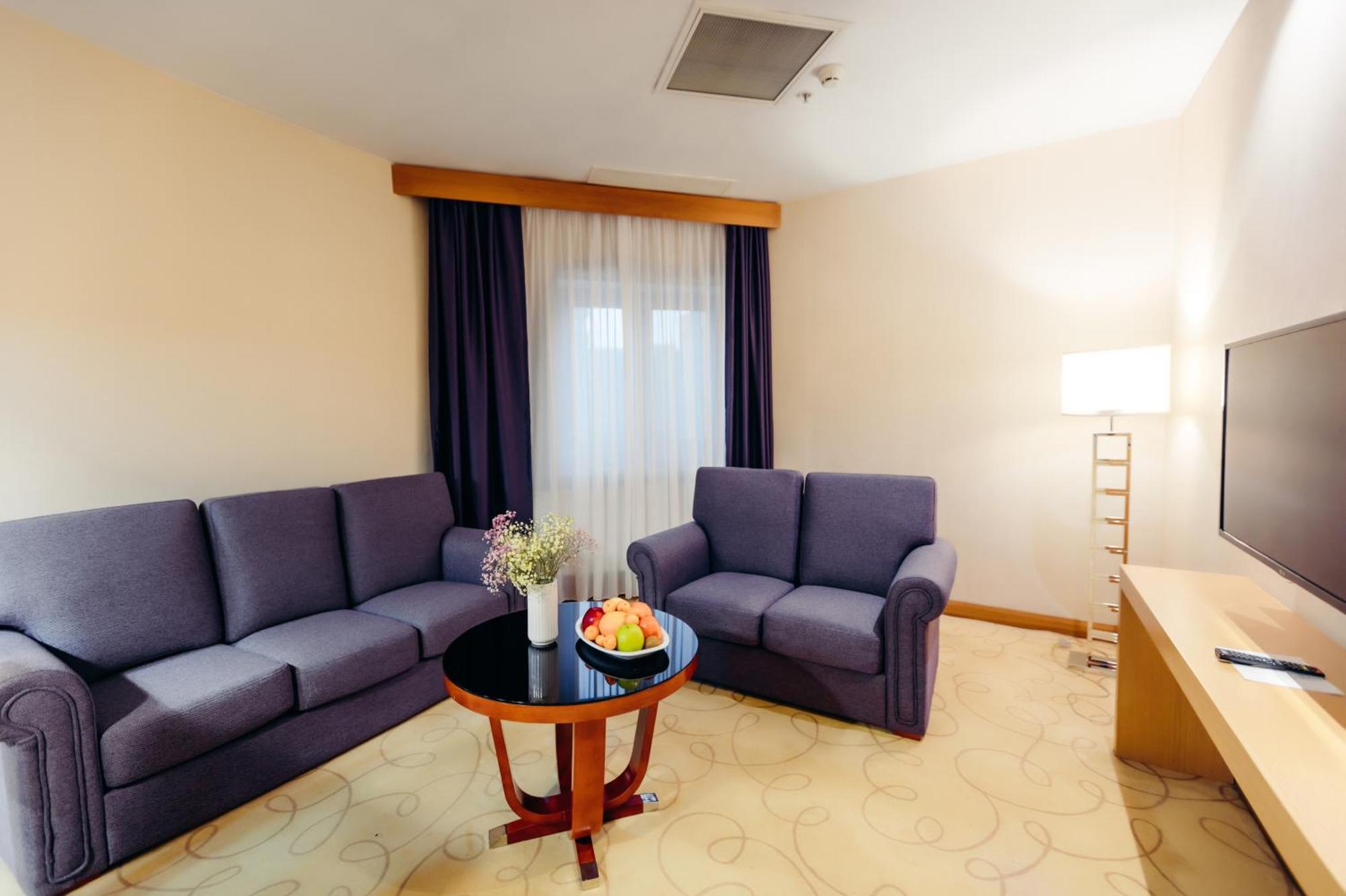 Dedeman Oskemen Tavros Hotel Ustʼ-Kamenogorsk Εξωτερικό φωτογραφία A living room