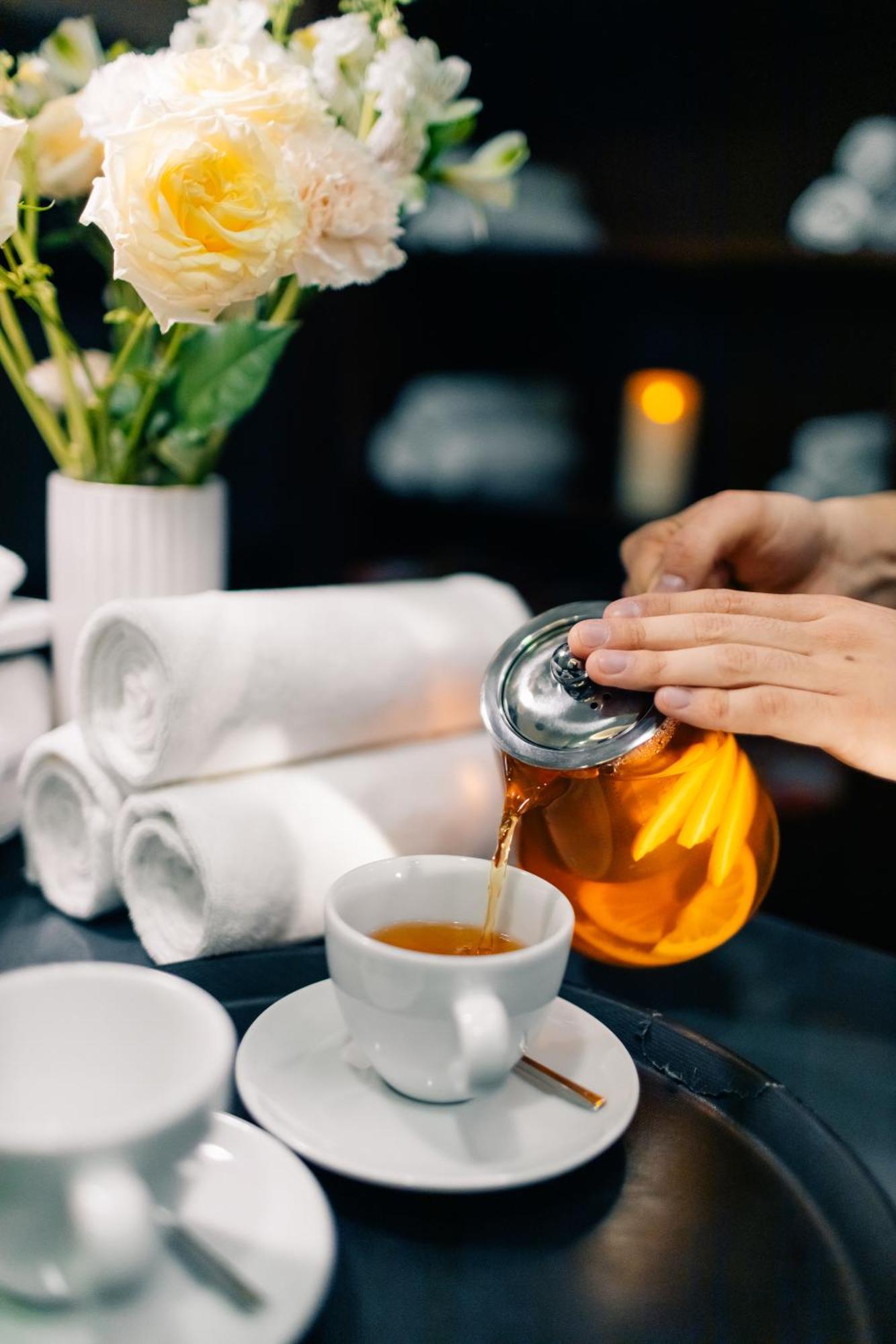 Dedeman Oskemen Tavros Hotel Ustʼ-Kamenogorsk Εξωτερικό φωτογραφία Tea being poured from a teapot