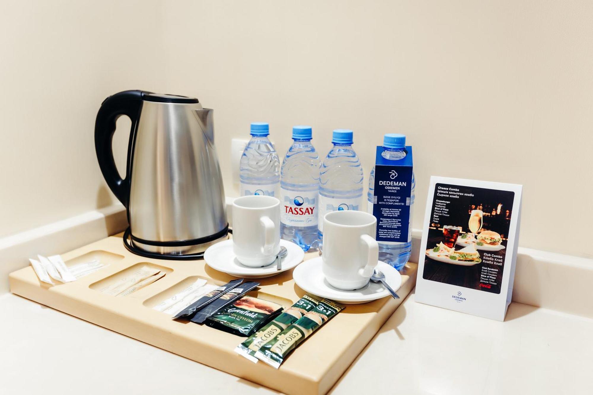 Dedeman Oskemen Tavros Hotel Ustʼ-Kamenogorsk Εξωτερικό φωτογραφία A kettle and bottled water in a hotel room