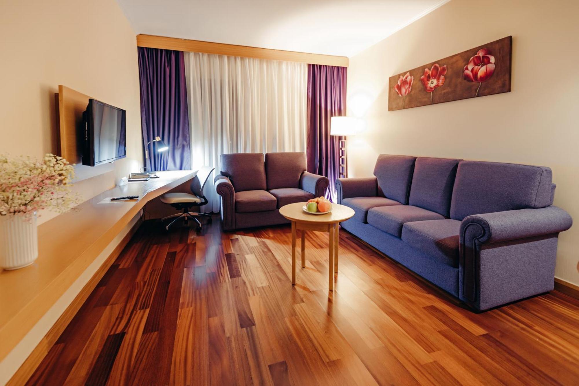 Dedeman Oskemen Tavros Hotel Ustʼ-Kamenogorsk Εξωτερικό φωτογραφία A living room in a hotel
