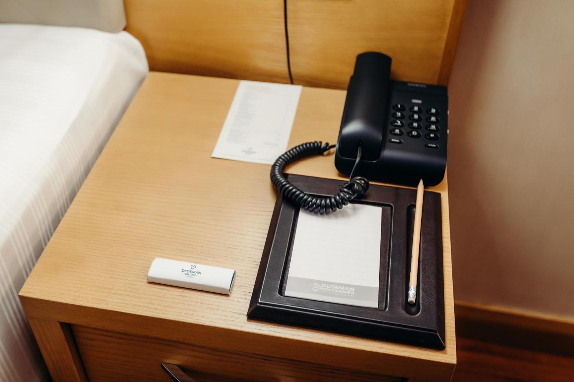 Dedeman Oskemen Tavros Hotel Ustʼ-Kamenogorsk Δωμάτιο φωτογραφία A telephone in a hotel room
