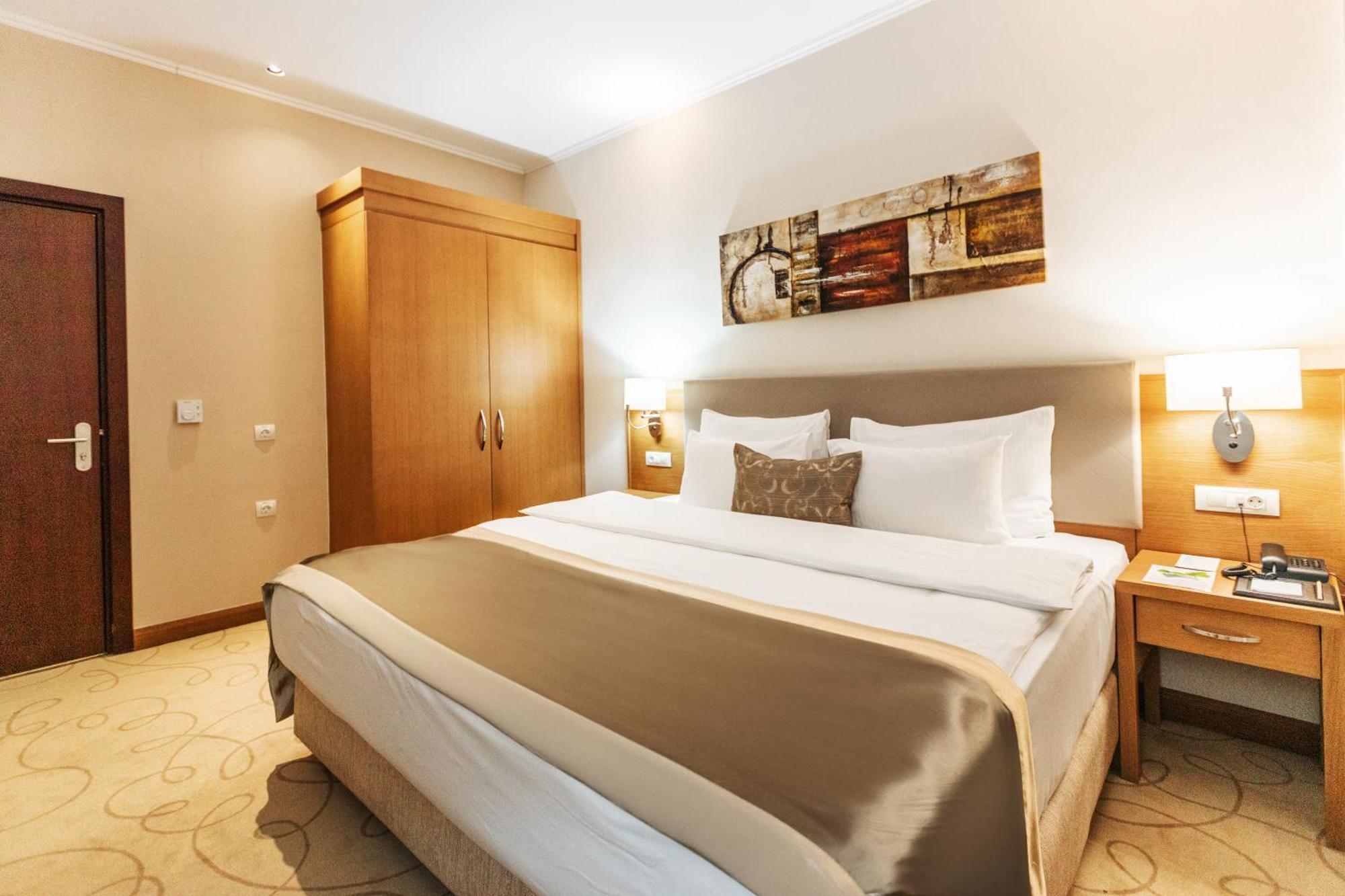 Dedeman Oskemen Tavros Hotel Ustʼ-Kamenogorsk Δωμάτιο φωτογραφία A room at the hotel