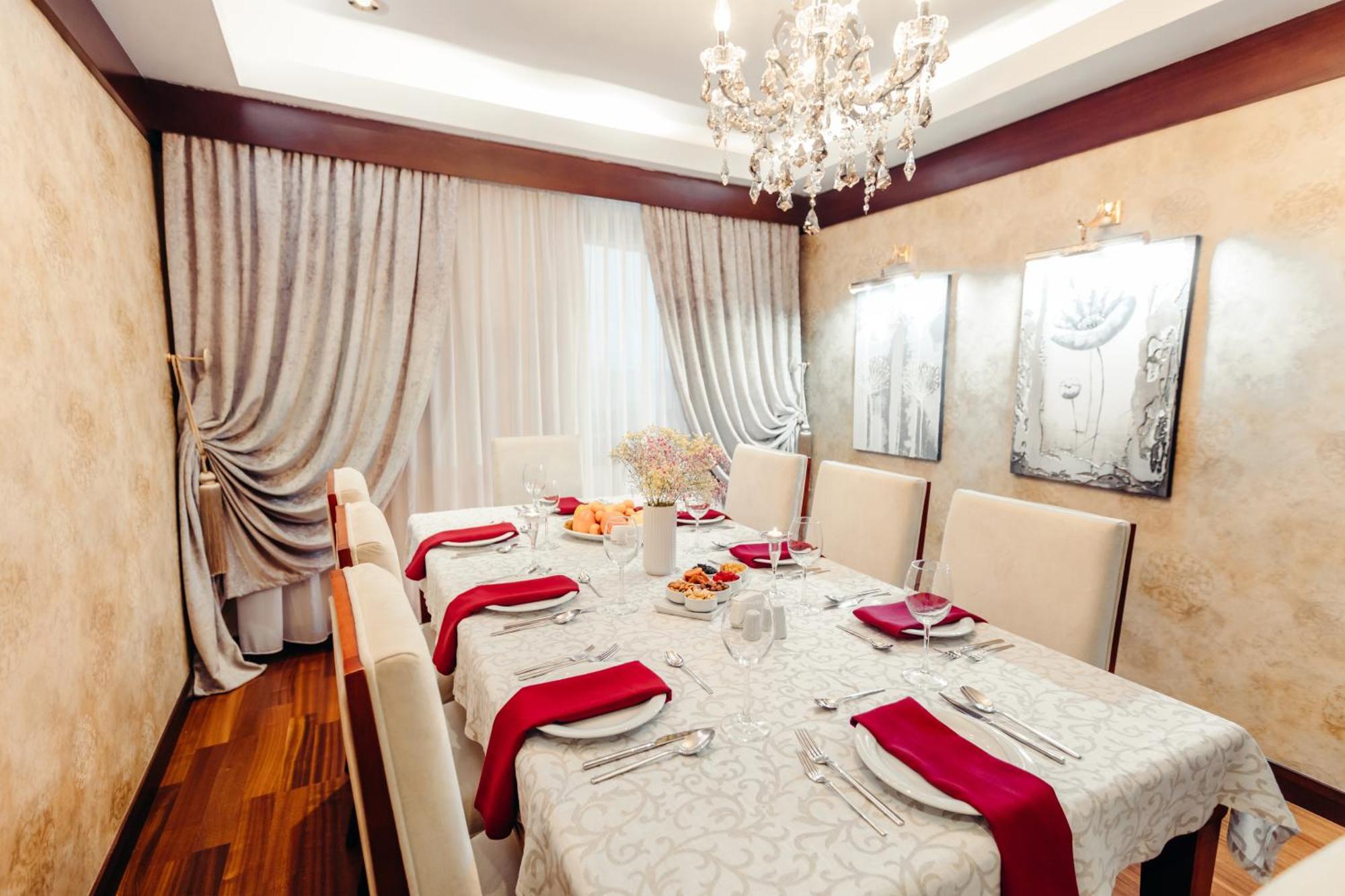Dedeman Oskemen Tavros Hotel Ustʼ-Kamenogorsk Δωμάτιο φωτογραφία A dining room