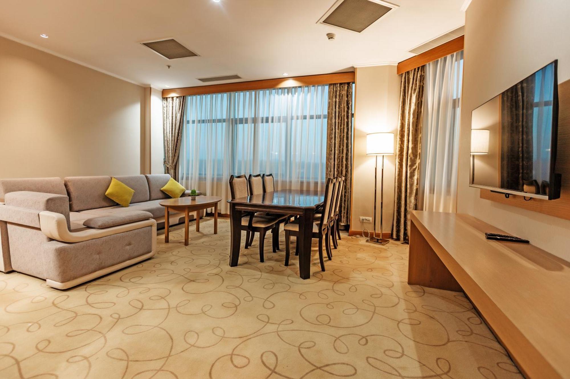 Dedeman Oskemen Tavros Hotel Ustʼ-Kamenogorsk Εξωτερικό φωτογραφία A suite at the hotel