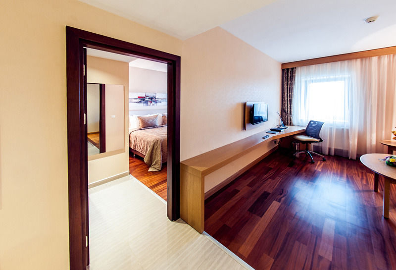 Dedeman Oskemen Tavros Hotel Ustʼ-Kamenogorsk Εξωτερικό φωτογραφία Suite