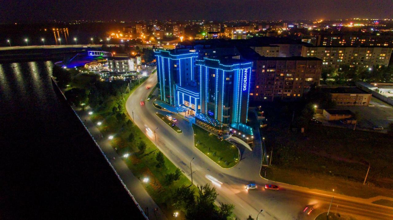 Dedeman Oskemen Tavros Hotel Ustʼ-Kamenogorsk Εξωτερικό φωτογραφία The hotel at night